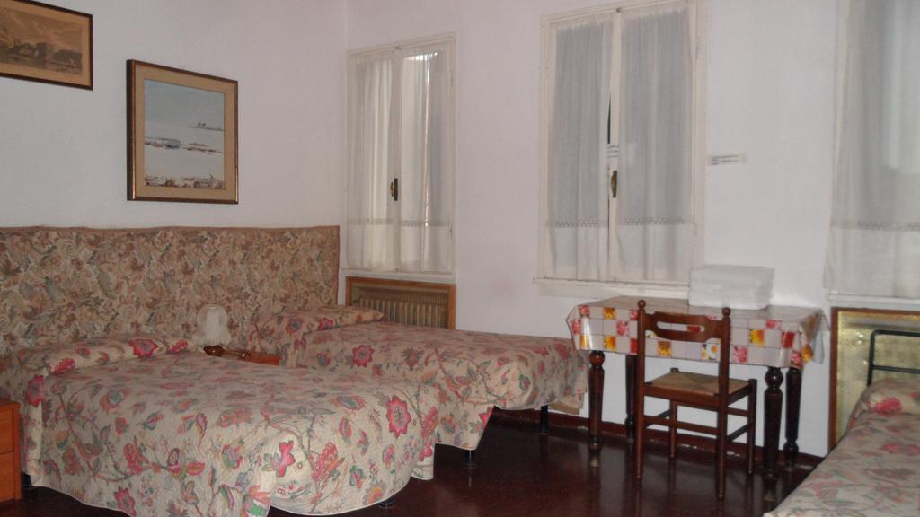 Hotel Locanda Ca' Foscari Venedik Oda fotoğraf