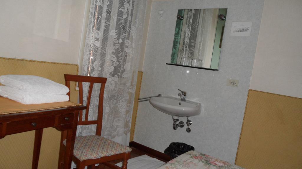 Hotel Locanda Ca' Foscari Venedik Oda fotoğraf